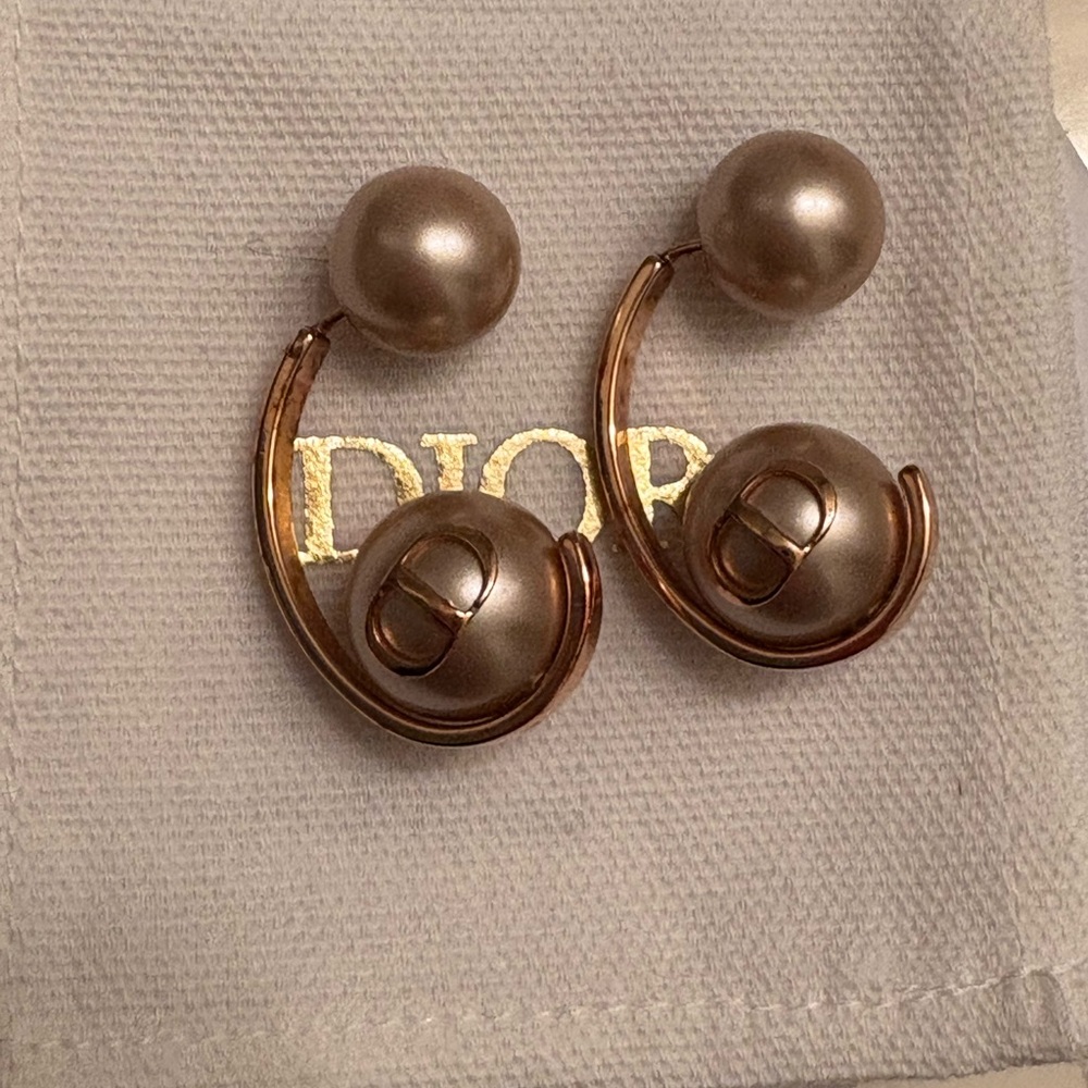 Dior rose Gold Earrings with pearl Design - Picture 2 of 8
